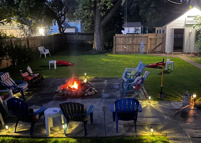 515Escape - Near Downtown, Private Backyard, Firepit, Bbq, Fun!