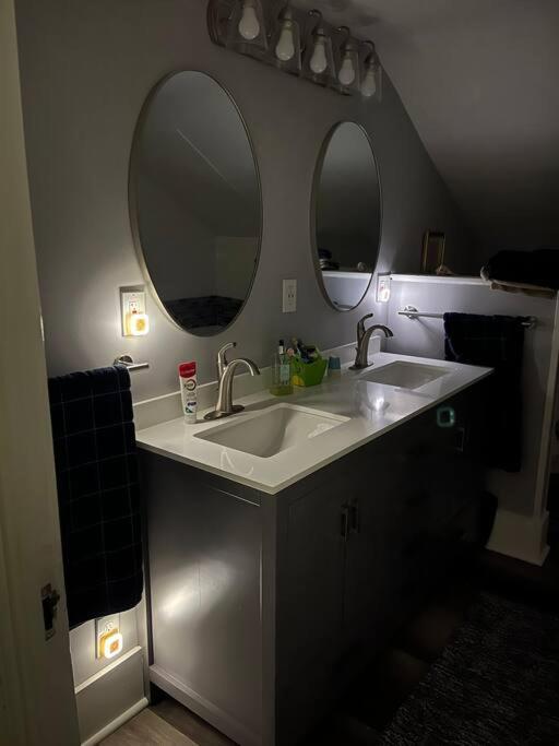 Holiday home 515escape - Near Downtown, Private Backyard, Firepit, Bbq, Fun! *