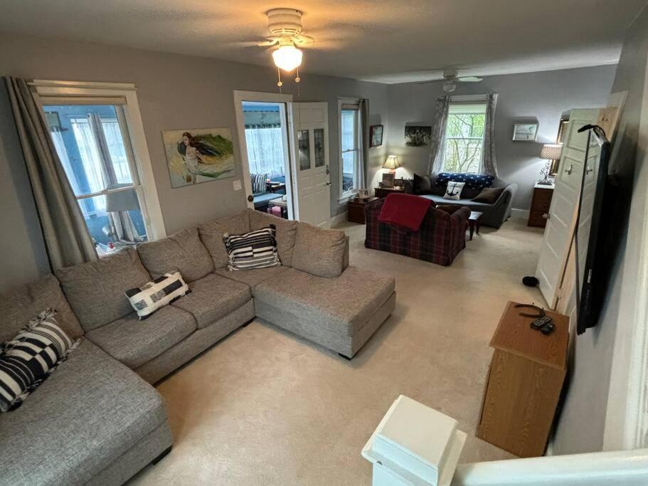 515escape - Near Downtown, Private Backyard, Firepit, Bbq, Fun! Lake Geneva