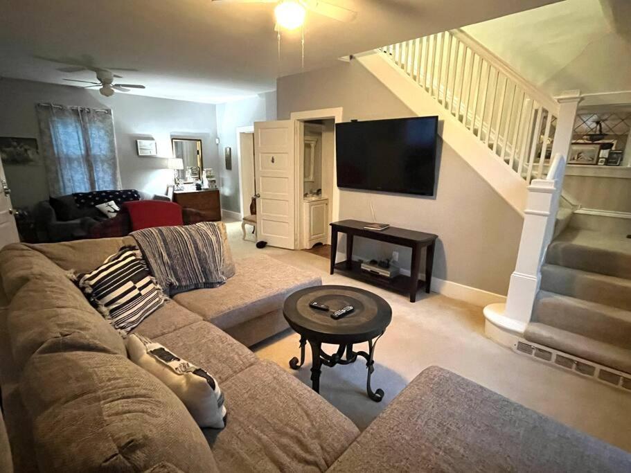 515escape - Near Downtown, Private Backyard, Firepit, Bbq, Fun! Holiday home *