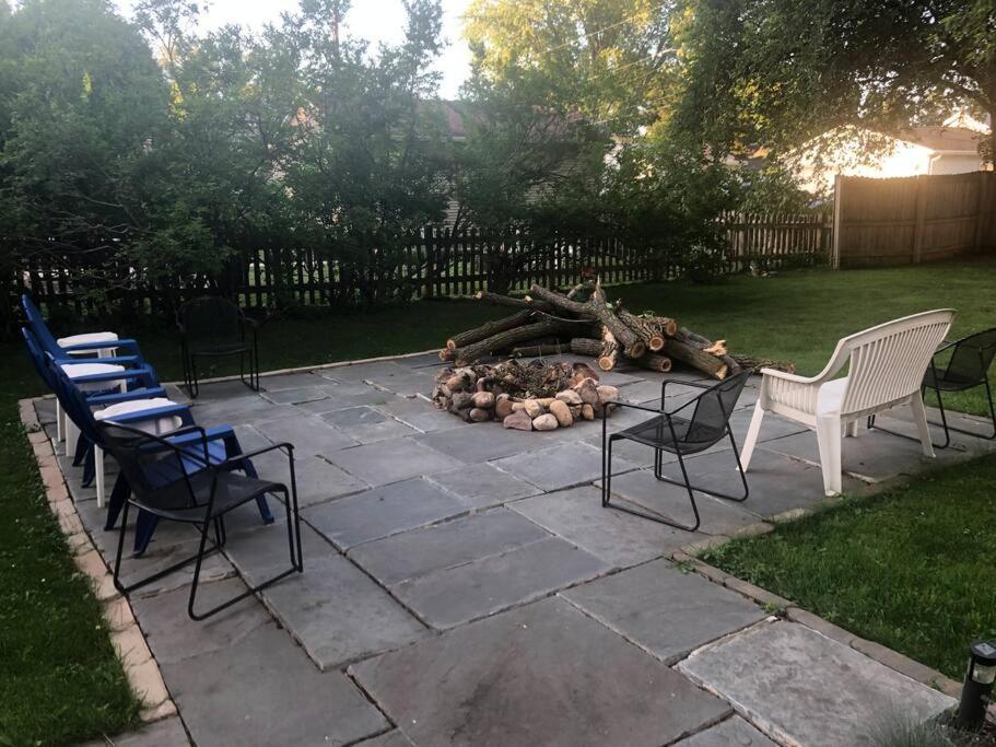 515escape - Near Downtown, Private Backyard, Firepit, Bbq, Fun! Lake Geneva