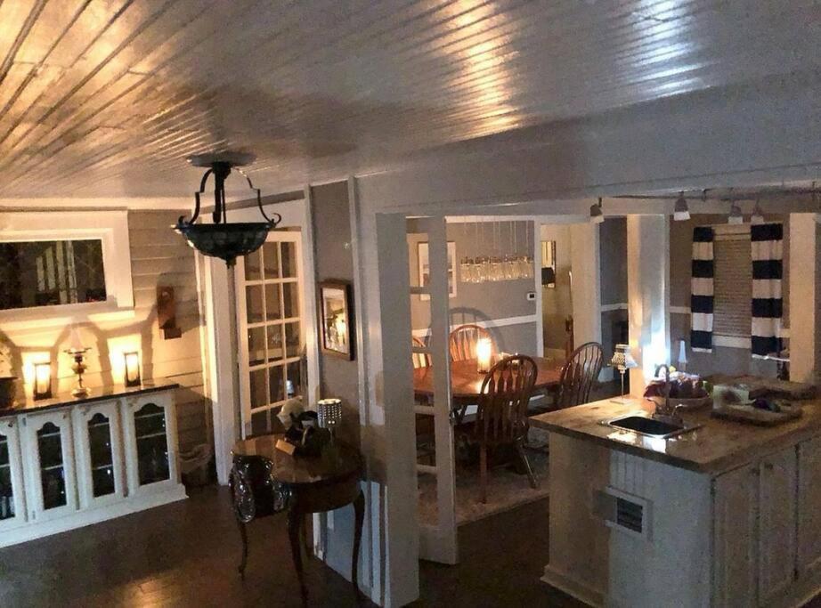 515escape - Near Downtown, Private Backyard, Firepit, Bbq, Fun! Holiday home *