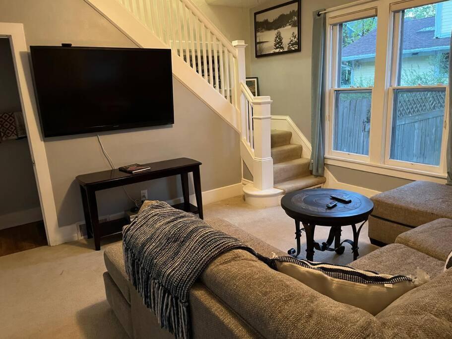 515escape - Near Downtown, Private Backyard, Firepit, Bbq, Fun! * Lake Geneva