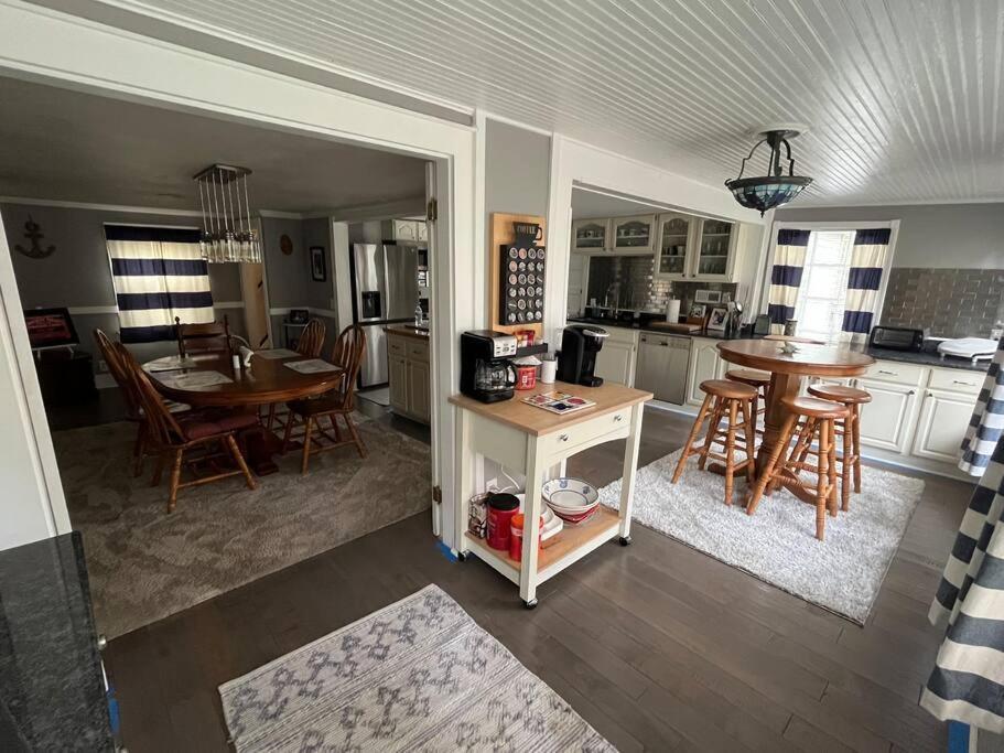 Holiday home 515escape - Near Downtown, Private Backyard, Firepit, Bbq, Fun!