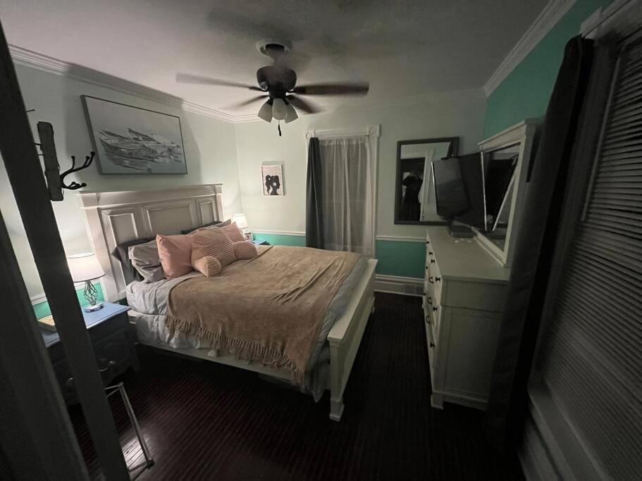 515escape - Near Downtown, Private Backyard, Firepit, Bbq, Fun! Holiday home *