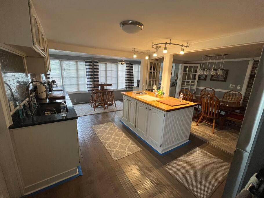 515escape - Near Downtown, Private Backyard, Firepit, Bbq, Fun! *