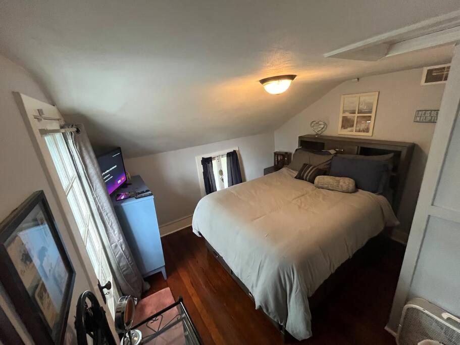 515escape - Near Downtown, Private Backyard, Firepit, Bbq, Fun! * Lake Geneva
