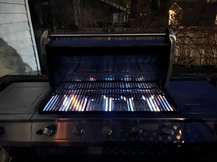 515escape - Near Downtown, Private Backyard, Firepit, Bbq, Fun!