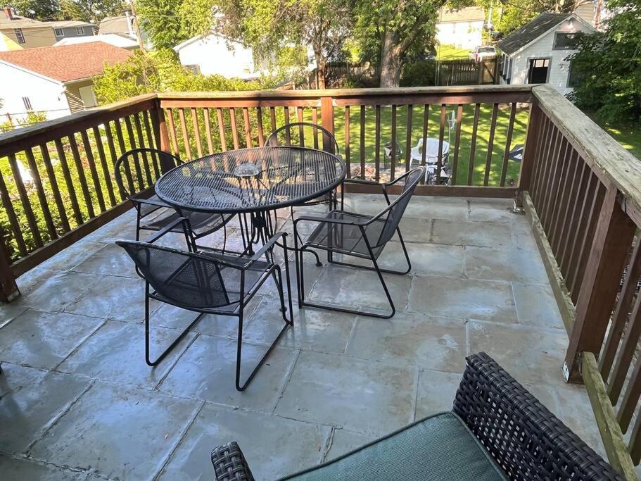 Holiday home 515escape - Near Downtown, Private Backyard, Firepit, Bbq, Fun!