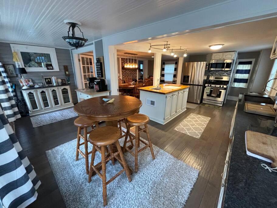 515escape - Near Downtown, Private Backyard, Firepit, Bbq, Fun! Holiday home *